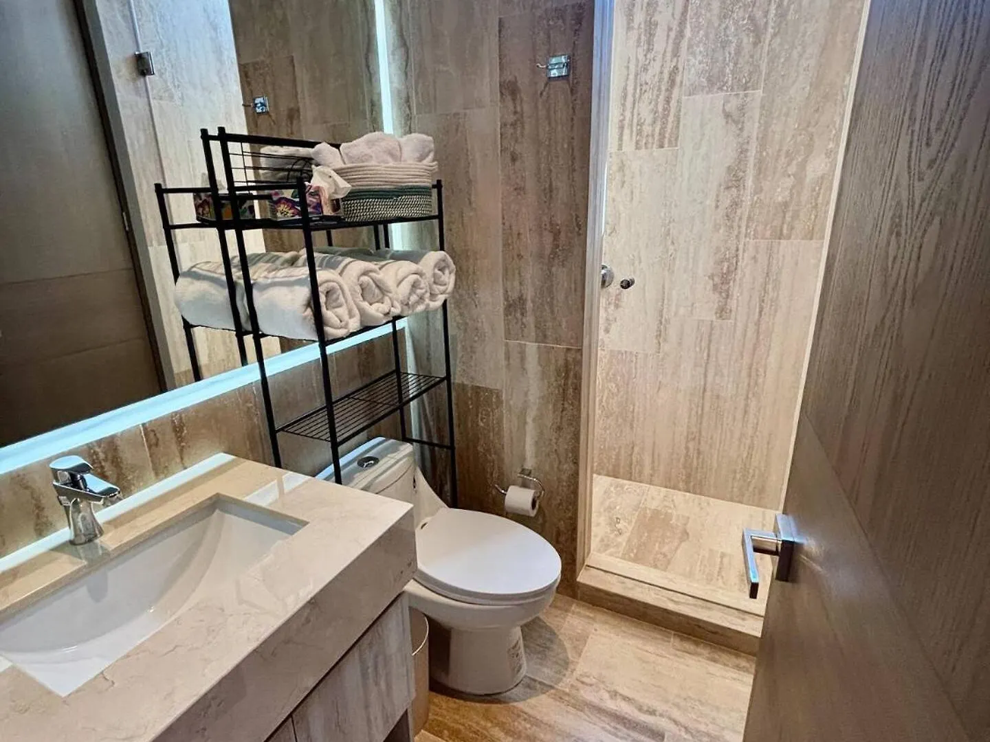 Brand New Exclusive Private Condo With Lots Of Amenities Appartement